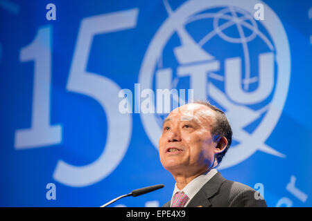 Ginevra, Svizzera. Il 17 maggio 2015. Zhao Houlin, Segretario Generale dell Unione Internazionale delle Telecomunicazioni (ITU), offre un discorso durante la cerimonia di apertura dell'ITU centocinquantesimo anniversario a Ginevra, Svizzera, 17 maggio 2015. © Xu Jinquan/Xinhua/Alamy Live News Foto Stock