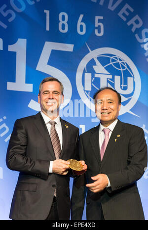 Ginevra, Svizzera. Il 17 maggio 2015. Thomas Wiegand (L), professore presso il Dipartimento di Ingegneria Elettrica e Informatica presso l'Università Tecnica di Berlino, riceve l'ITU 150 Award di Zhao Houlin, Segretario Generale dell'UIT, durante la cerimonia di apertura dell'ITU centocinquantesimo anniversario a Ginevra, Svizzera, 17 maggio 2015. © Xu Jinquan/Xinhua/Alamy Live News Foto Stock