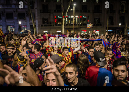 Barcellona, in Catalogna, Spagna. Il 17 maggio 2015. I fan del FC Barcelona chant slogan presso la fontana di Canaletes nelle Ramblas, celebrando il ventitreesimo titolo di campionato. Credito: Matthias Oesterle/ZUMA filo/ZUMAPRESS.com/Alamy Live News Foto Stock