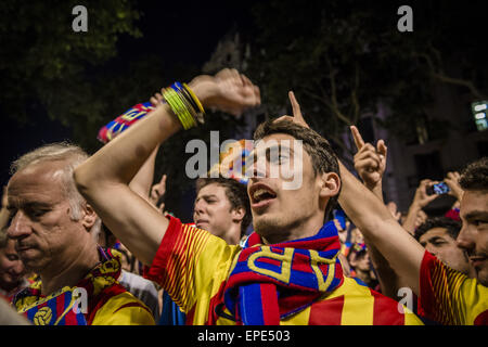 Barcellona, in Catalogna, Spagna. Il 17 maggio 2015. I fan del FC Barcelona chant slogan presso la fontana di Canaletes nelle Ramblas, celebrando il ventitreesimo titolo di campionato. Credito: Matthias Oesterle/ZUMA filo/ZUMAPRESS.com/Alamy Live News Foto Stock