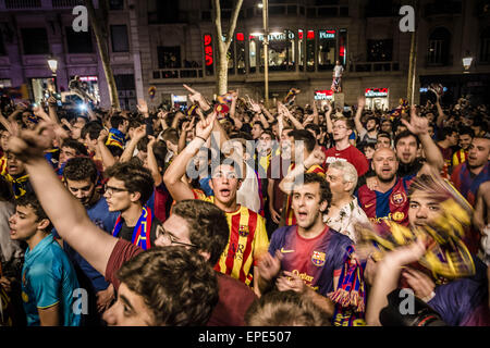 Barcellona, in Catalogna, Spagna. Il 17 maggio 2015. I fan del FC Barcelona chant slogan presso la fontana di Canaletes nelle Ramblas, celebrando il ventitreesimo titolo di campionato. Credito: Matthias Oesterle/ZUMA filo/ZUMAPRESS.com/Alamy Live News Foto Stock