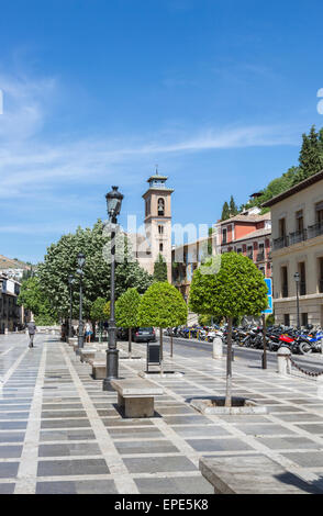 Le visite turistiche locali: Iglesia de San Gil y Santa Ana visto dalla Plaza Nueva, nel centro città, nel centro cittadino di Granada, Andalusia Spagna Foto Stock