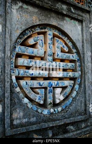 Dettagli architettonici presso la tomba e giardini di Tu Duc imperatore in tinta, Vietnam Foto Stock