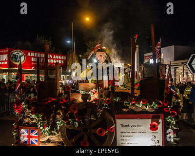 Galleggianti illuminati o "carts' illuminato le strade durante la Shepton Mallet carnevale 2014. Il carnevale è per commemorare il tentativo di far saltare in aria le case del Parlamento da parte di Guy Fawkes. Dotato di: vista,Contestant dove: Shepton Mallet, Regno Unito quando: 12 Nov 2014 Credit: Pietro Maclaine/WENN.com Foto Stock