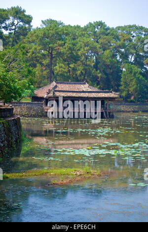 Stagno e pagoda in giardini di Tu Duc imperatore in tinta, Vietnam - Un sito Patrimonio Mondiale dell'UNESCO Foto Stock