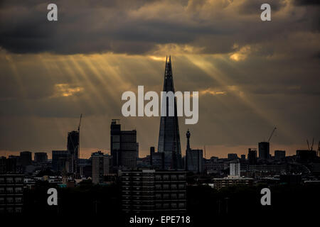 Londra, Regno Unito. 18 Maggio, 2015. La sera i raggi di sole dalla Shard la costruzione di credito: Guy Corbishley/Alamy Live News Foto Stock