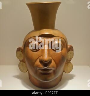 Antiche ceramiche e opere d'arte precolombiane esposte nel Larco Herrera Museum di Lima, Perù. Foto Stock