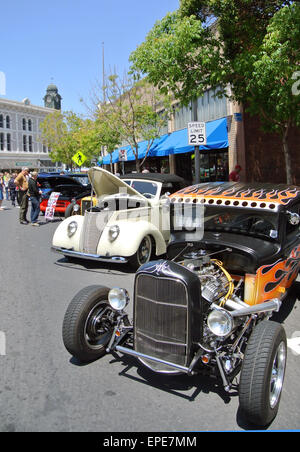 Petaluma, California, Stati Uniti d'America. Il 17 maggio 2015. Classic American cars sono visualizzate sulle strade di Petaluma California sito dell'originale American Graffiti movie Credit: Bob Kreisel/Alamy Live News Foto Stock
