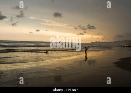 Acapulco, Messico. Il 17 maggio 2015. Persone giocare al San Vicente beach durante il tramonto in Acapulco, Messico, il 17 maggio 2015. © Isaias Hernandez/NOTIMEX/Xinhua/Alamy Live News Foto Stock