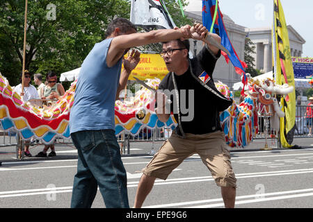 Gli uomini di eseguire Eskrima combattimenti coltello (Filippino arte marziale) - National Asian Heritage Festival - Washington DC, Stati Uniti d'America Foto Stock