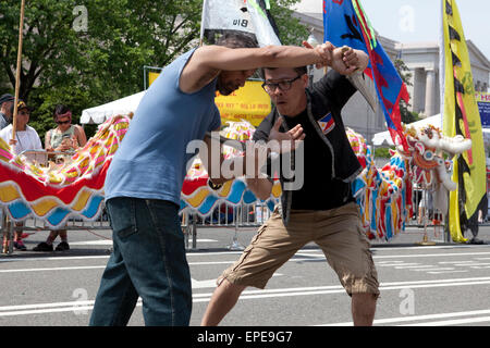 Gli uomini di eseguire Eskrima combattimenti coltello (Filippino arte marziale) - National Asian Heritage Festival - Washington DC, Stati Uniti d'America Foto Stock