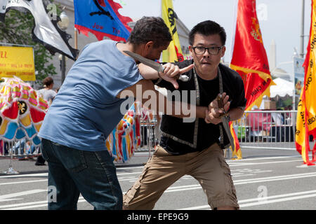 Gli uomini di eseguire Eskrima combattimenti coltello (Filippino arte marziale) - National Asian Heritage Festival - Washington DC, Stati Uniti d'America Foto Stock