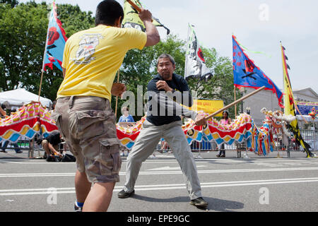 Gli uomini di eseguire Eskrima baton combattimenti (Filippino arte marziale) - National Asian Heritage Festival - Washington DC, Stati Uniti d'America Foto Stock