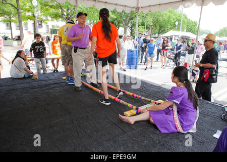 Tinikling (Philippine folk dance) musicisti sul palco - National Asian Heritage Festival, Washington DC, Stati Uniti d'America Foto Stock