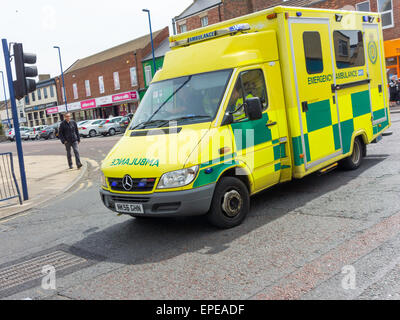 NHS di emergenza ambulanza sulla curva di chiamata nel centro città redcar cleveland North Yorkshire England Regno Unito Foto Stock