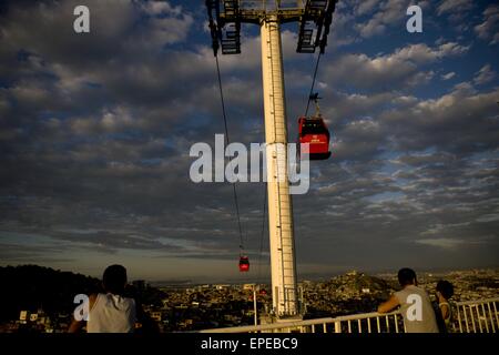 Pechino, Cina. Il 29 giugno, 2013. Immagine presa il 29 giugno 2013 mostra le persone che viaggiano da una funivia a Rio de Janeiro in Brasile. Il turismo nelle Americhe è aumentato significativamente nel 2014. Il premier cinese LI Keqiang si recherà in visita in Brasile, Colombia, Perù e Cile nel maggio 18-26. © Guillermo Arias/Xinhua/Alamy Live News Foto Stock