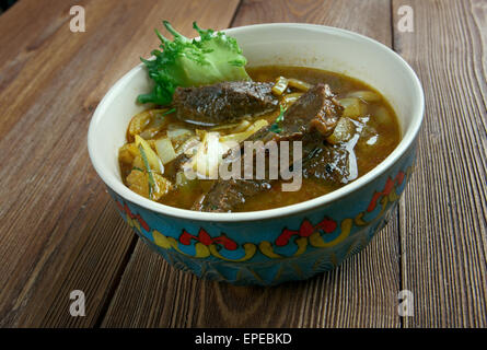 Boz kourma. grigliate di carne e verdure. tradizionale cucina azerbaigiana hot Foto Stock