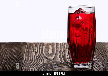 Iced hibiscus tea noto anche come Flor de Jamaica sul tavolo di legno contro sfondo semplice Foto Stock