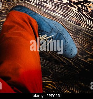 Close up di uomini brogues (noto anche come derbies,gibsons o wingtips) Realizzato da Blue Suede oliato. Arancione pantaloni radiante e blu Foto Stock