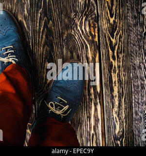 Close up di uomini brogues (noto anche come derbies,gibsons o wingtips) Realizzato da Blue Suede oliato. Uomo che indossa arancione pan radiante Foto Stock