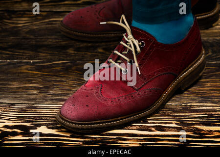 Close up di marsala uomini di colore's brogues (noto anche come derbies,gibsons o wingtips) con allacciatura opene Foto Stock