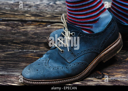 Close up di uomini brogues (noto anche come derbies,gibsons o wingtips) Realizzato da Blue Suede oliato. Stripped calze sono anche mostrati Foto Stock