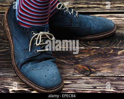 Close up di uomini brogues (noto anche come derbies,gibsons o wingtips) Realizzato da Blue Suede oliato. Stripped calze sono anche mostrati Foto Stock