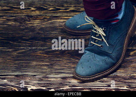 Close up di uomini brogues (noto anche come derbies,gibsons o wingtips) Realizzato da Blue Suede oliato. In stile vintage Foto Stock