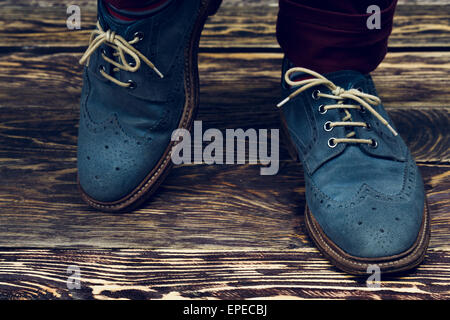 Close up di uomini brogues (noto anche come derbies,gibsons o wingtips) Realizzato da Blue Suede oliato. In stile vintage Foto Stock