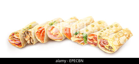 Grande raccolta di eleganti,ordinato, gourmet salate ripiene crepes decorate con erbe aromatiche Foto Stock