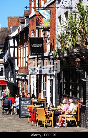 Le persone in un momento di relax a caffetterie lungo la fila di macellaio durante la primavera, Shrewsbury, Shropshire, Inghilterra, Regno Unito, Europa occidentale. Foto Stock