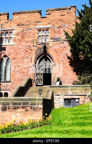 Vista del castello di pietra arenaria ingresso con fiori di primavera in primo piano, Shrewsbury, Shropshire, Inghilterra, Regno Unito, Europa occidentale Foto Stock