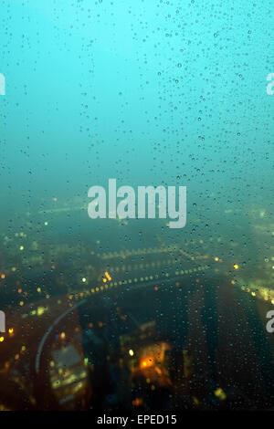 Gocce di pioggia sulla finestra, con una nebbia Londra dietro. La Shard, Londra, Regno Unito. Architetto: Renzo Piano Building Worksho Foto Stock