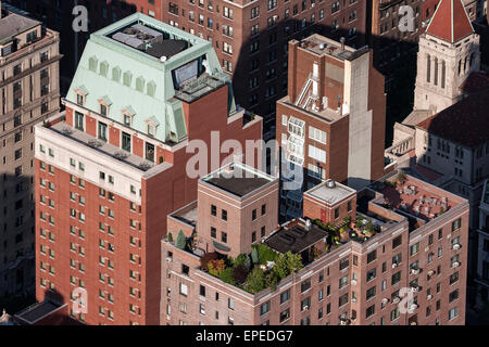 Vista dall'Empire State Building su un grattacielo con terrazza sul tetto in Murray Hill, a Midtown Manhattan, New York, Stati Uniti d'America Foto Stock