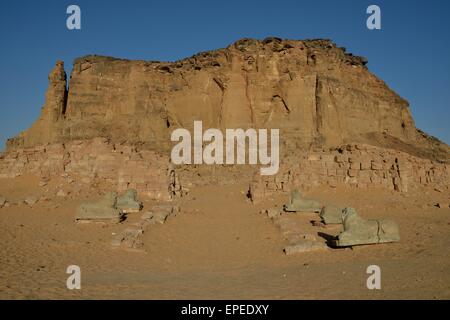 Aries sfinge di Amon tempio ai piedi del Gebel Barkal, Karima, Stato di ash-Schamaliyya, la Nubia, Sudan Foto Stock