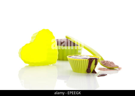 La cottura. Il Neon verde forma di cottura con cookie miscela isolata su sfondo bianco. Lussuoso sfondo di cottura. Foto Stock
