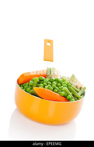 Verdure cotte al vapore in arancione pan isolati su sfondo bianco. La carota, fagiolini piselli verdi e Broccolo romanesco. Foto Stock