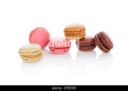 Macaron colorati isolati su sfondo bianco. Dolce tradizionale dessert. Foto Stock
