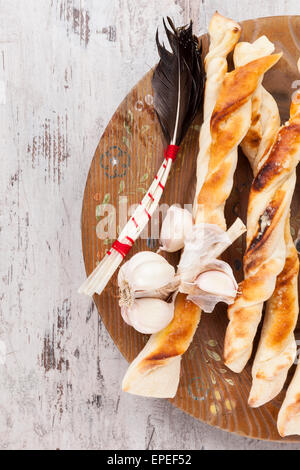 Pizza deliziosi grissini con aglio bianco su sfondo di legno, il panorama che si vede in alto. Culinario mangiare italiano. Foto Stock