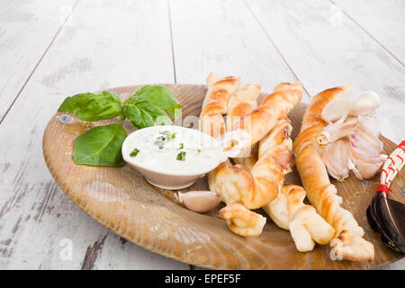 Pizza grissini con vari ingredienti.aglio Aglio dip, fresco di base e pizza grissini sul piatto di legno. Foto Stock