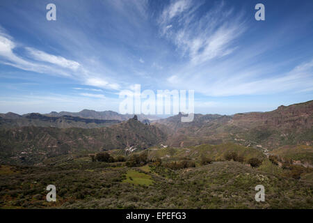 Vista da Cruz de Tejeda in montagna, a Barranco de Tejeda ed al Roque Bentayga, Gran Canaria Isole Canarie Spagna Foto Stock