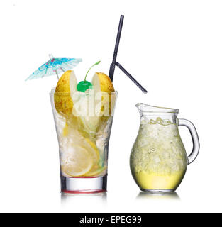 Serie di cocktail alcolici in rocce di vetro e piccola brocca Foto Stock