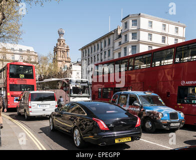 Il traffico intenso in Trafalgar Square London REGNO UNITO Foto Stock