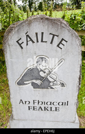 Cartello di ingresso in questa zona rurale.Fiddle e la musica irlandese di appassionati provenienti da tutto il mondo vengono a giocare in un piccolo villaggio di campagna dell'Irlanda. A Feakle Festival, un piccolo villaggio ma famosa per il suo festival di musica tradizionale che si tiene ogni anno, ormai più di venti anni, nel mese di agosto. County Clare, Irlanda, Europa. Foto Stock