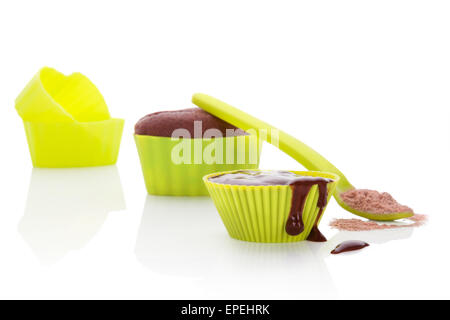 Tortina al composto di cioccolato in neon colorato verde cottura forma isolata su sfondo bianco. Tortini di culinaria cottura. Foto Stock