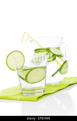 Cetriolo fresco limonata in vetro e jar su sfondo bianco. Sani e freschi drink estivo. Foto Stock