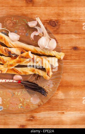 Pane pizza sul piatto di legno su legno marrone con sfondo spazio copia. Delizie pizza italiana di mangiare. Gastronomia sfondo. Foto Stock