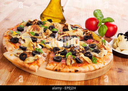 Pizza deliziosa sfondo. Pizza fresca, olio d'oliva, su sfondo di legno. Culinario mangiare pizza. Foto Stock