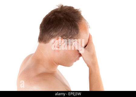 Mal di testa. Giovane uomo di toccare la sua testa isolata su sfondo bianco. Mal di testa e il concetto di emicrania. Foto Stock