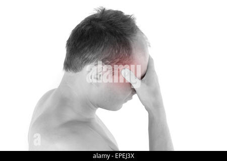 Mal di testa. Giovane uomo di toccare la sua testa con evidenziato il dolore zona isolata su sfondo bianco. Mal di testa e il concetto di emicrania. Foto Stock